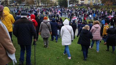 У Мінську тисячі людей вийшли на "Марш народовладдя". Більше сотні вже затримано У Мінську тисячі людей вийшли на "Марш народовладдя". Більше сотні вже затримано