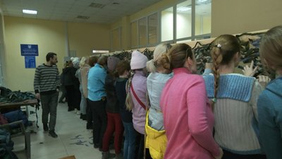 В Одесі волонтери та місцеві жителі плетуть маскувальні сітки для військових