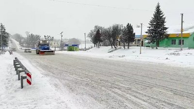 На дорогах Черкащини працює понад 60 снігоприбиральних машин