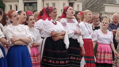 "Свадьбу в Ужгороді" відтворили артисти Закарпатського народного хору "Свадьбу в Ужгороді" відтворили артисти Закарпатського народного хору