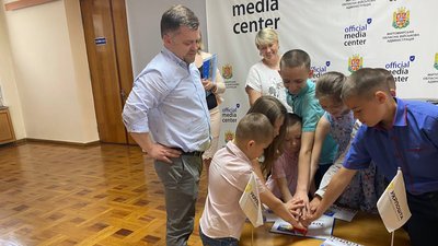 У Житомирі вихованці будинку сімейного типу погасили поштовий блок з п'яти марок У Житомирі вихованці будинку сімейного типу погасили поштовий блок з п'яти марок