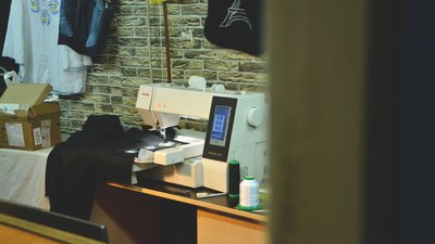 В Одесі кравчиня разом з сином виготовляє дизайнерські шеврони В Одесі кравчиня разом з сином виготовляє дизайнерські шеврони