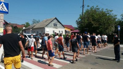 На Буковині люди перекривали дорогу через поганий стан автошляхів