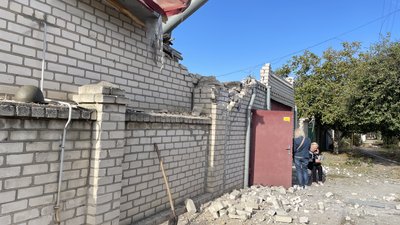 "Я лежала і рахувала вибухи — десять, дванадцять. Все закінчилось на двадцятому". Херсонці розповіли про обстріли міста "Я лежала і рахувала вибухи — десять, дванадцять. Все закінчилось на двадцятому". Херсонці розповіли про обстріли міста