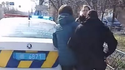"Затримали за відсутність маски". У Херсоні виник конфлікт між патрульними та жінкою