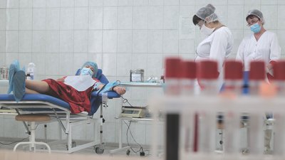 В Україні немає єдиної бази донорів. Тому працівники центру крові не можуть перевірити, чи наприклад, донор не здавав кров в іншому центрі менше 60 днів тому. Кров не можна здавати частіше одного разу на два місяці. В Україні немає єдиної бази донорів. Тому працівники центру крові не можуть перевірити, чи наприклад, донор не здавав кров в іншому центрі менше 60 днів тому. Кров не можна здавати частіше одного разу на два місяці.