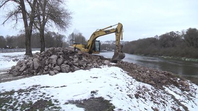 Берег Десни вздовж дороги укріплюють бутовим каменем. Берег Десни вздовж дороги укріплюють бутовим каменем.
