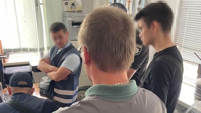 Притягував до відповідальності невинну людину: працівники ДБР затримали правоохоронця з Кременчука Притягував до відповідальності невинну людину: працівники ДБР затримали правоохоронця з Кременчука