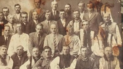 На фото другий зліва зверху прадід,
перший справа внизу - син Василь, а третій справа внизу - зять Дмитро. На фото другий зліва зверху прадід,
перший справа внизу - син Василь, а третій справа внизу - зять Дмитро.
