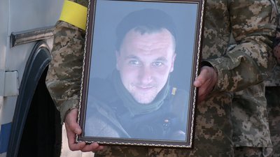 У Рівному попрощалися із загиблим у війни проти РФ Олександром Єфімчуком У Рівному попрощалися із загиблим у війни проти РФ Олександром Єфімчуком