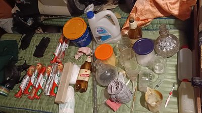 Правоохоронці під час обшуків вилучили обладнання для виготовлення наркотиків. Правоохоронці під час обшуків вилучили обладнання для виготовлення наркотиків.