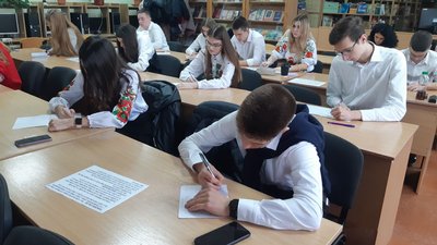 У Вінниці писали диктант національної єдності: як це було У Вінниці писали диктант національної єдності: як це було