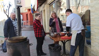 В луцькому кафе кухарі безплатно готують домашні страви для переселенців В луцькому кафе кухарі безплатно готують домашні страви для переселенців