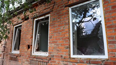 Троє людей поранені через обстріл Дергачів на Харківщині: фото наслідків Троє людей поранені через обстріл Дергачів на Харківщині: фото наслідків