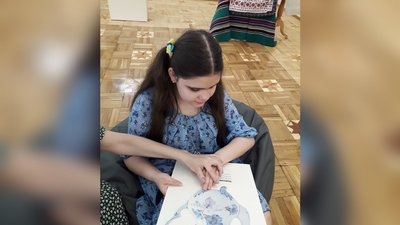 У Волинському краєзнавчому музеї відбулося інклюзивне заняття для незрячої школярки У Волинському краєзнавчому музеї відбулося інклюзивне заняття для незрячої школярки