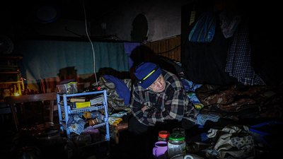 У розбитому армією РФ Вугледарі залишаються 100 людей: історія порятунку жінки У розбитому армією РФ Вугледарі залишаються 100 людей: історія порятунку жінки