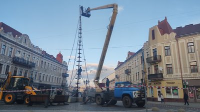 В Ужгороді встановлюють 18-метрову штучну ялинку В Ужгороді встановлюють 18-метрову штучну ялинку