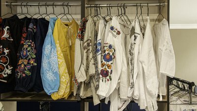 Вишиванка на перемогу: в Одесі відновили продаж національного вбрання, виробництво якого знищила ракета