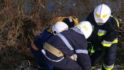 У Франківську рятувальники витягнули з потічка тіло утопленика