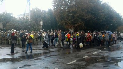Після церемонії прощання тіло курсанта пронесли центральною вулицею Старокостянтинова. Фото: Суспільне Поділля Після церемонії прощання тіло курсанта пронесли центральною вулицею Старокостянтинова. Фото: Суспільне Поділля