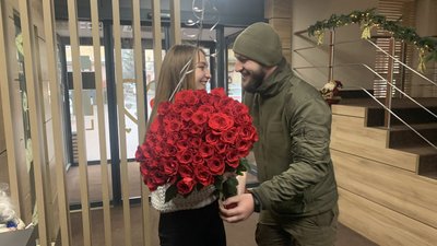В Ужгороді нацгварідієць освідчився працівниці пресслужби патрульної поліції
