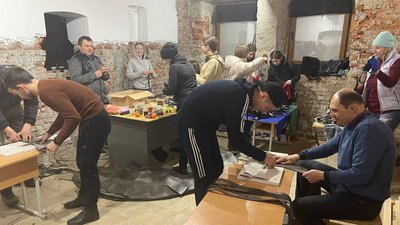 У Коломиї на Франківщині волонтери виготовляють джгути для українських військових