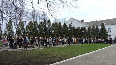 У Ромнах на Сумщині провели в останню путь захисника Олександра Близнюка
