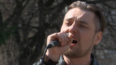 "Набридло сидіти, чекати і боятись". Артист театру влаштував благодійний концерт у Сумах