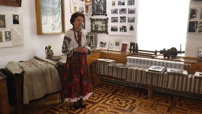 Керівниця народного історико-краєзнавчого музею села Цінева Галина Якімович Керівниця народного історико-краєзнавчого музею села Цінева Галина Якімович