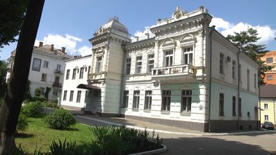 На фото хмельницький будинок урочистих подій. На фото хмельницький будинок урочистих подій.