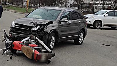 У Сумах на перехресті вул. Героїв Крут та проспекту М. Лушпи сталася аварія - одна людина травмована У Сумах на перехресті вул. Героїв Крут та проспекту М. Лушпи сталася аварія - одна людина травмована
