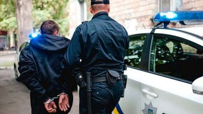 Вдарив патрульного в лице. Чернівчанина засудили за опір при затриманні через хуліганство