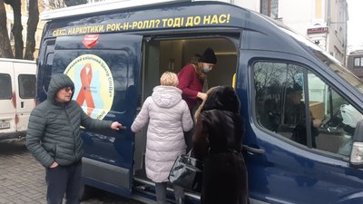 Близько пів сотні вінничан пройшли тестування на ВІЛ-інфекцію та гепатити у день боротьби зі СНІДом