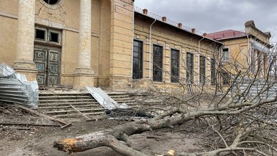 Російські війська обстріляли Херсонський обласний палац культури, пам’ятку історії та архітектури Російські війська обстріляли Херсонський обласний палац культури, пам’ятку історії та архітектури