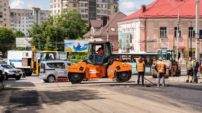 У Тернополі на одній із вулиць завершують ремонтувати дорогу