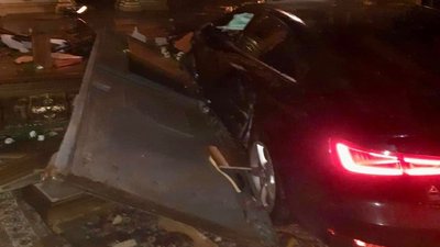 У Тернополі автомобіль в’їхав в Архикатедральний собор, розтрощив плащаницю У Тернополі автомобіль в’їхав в Архикатедральний собор, розтрощив плащаницю