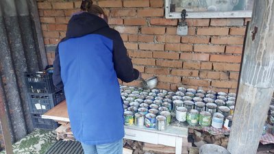 Колишня далекобійниця з Хмельницького виготовляє окопні свічки для воїнів Колишня далекобійниця з Хмельницького виготовляє окопні свічки для воїнів