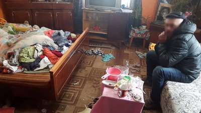 Голодні бродили вулицею, а батьки пиячили. На Прикарпатті із сім'ї забрали двох дітей Голодні бродили вулицею, а батьки пиячили. На Прикарпатті із сім'ї забрали двох дітей
