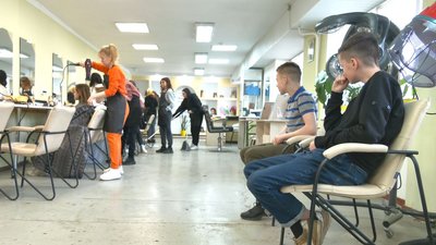 "Набивають руку": як у Черкасах працює навчальна перукарня