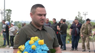 Побратим Максима Лаврова з позивним "Журналіст" розповідає про загиблого на прощанні в Чернігові Побратим Максима Лаврова з позивним "Журналіст" розповідає про загиблого на прощанні в Чернігові