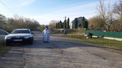 У селах на Тернопільщині священники освячують великодні кошики біля воріт У селах на Тернопільщині священники освячують великодні кошики біля воріт