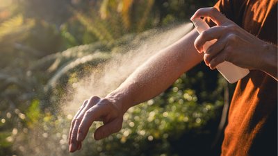 Чоловік використовує спрей від комах: мошки на Чернігівшині