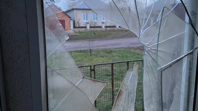 Скидали вибухівки на подвір'я будинку: військові РФ впродовж дня обстрілювали прикордоння Сумщини