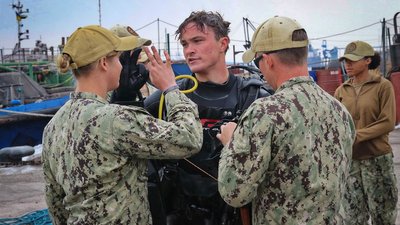 Водолази США та України обстежують акваторію порту біля нового пункту базування ВМС на Одещині Водолази США та України обстежують акваторію порту біля нового пункту базування ВМС на Одещині