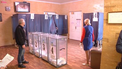 Місцеві вибори у Херсоні: як на дільницях дотримуються карантинного режиму Місцеві вибори у Херсоні: як на дільницях дотримуються карантинного режиму
