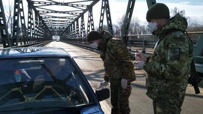 Перевірка людей на пункті пропуску Тиса на Закарпатті
