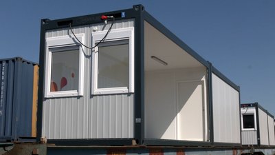 До Чернігова привезли першу партію модульних будинків