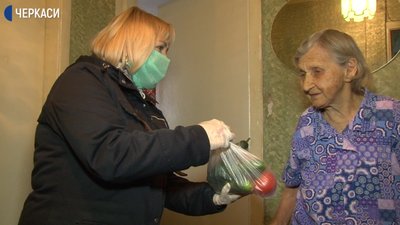 Черкаські волонтери доставляють продукти пенсіонерам та малозабезпеченим містянам Черкаські волонтери доставляють продукти пенсіонерам та малозабезпеченим містянам