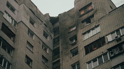 Уламки безпілотника влучили у багатоповерхівку: наслідки російської атаки Києва Уламки безпілотника влучили у багатоповерхівку: наслідки російської атаки Києва