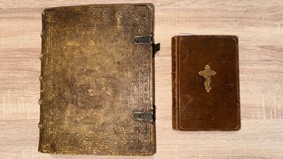 Книги, які передали в музей